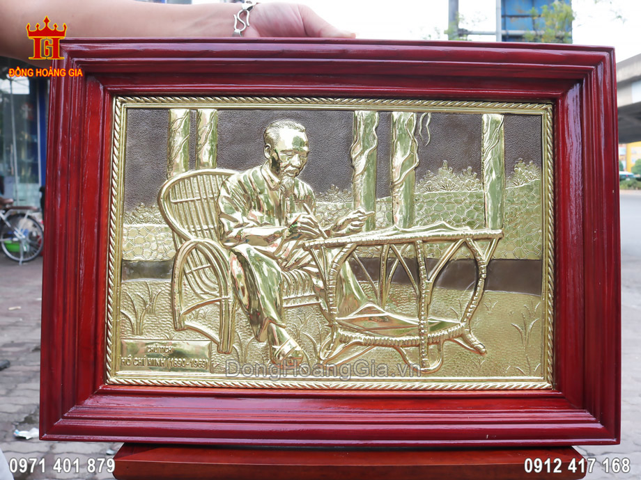 Bức tranh Bác Hồ được làm từ nguyên liệu đồng vàng thanh khiết